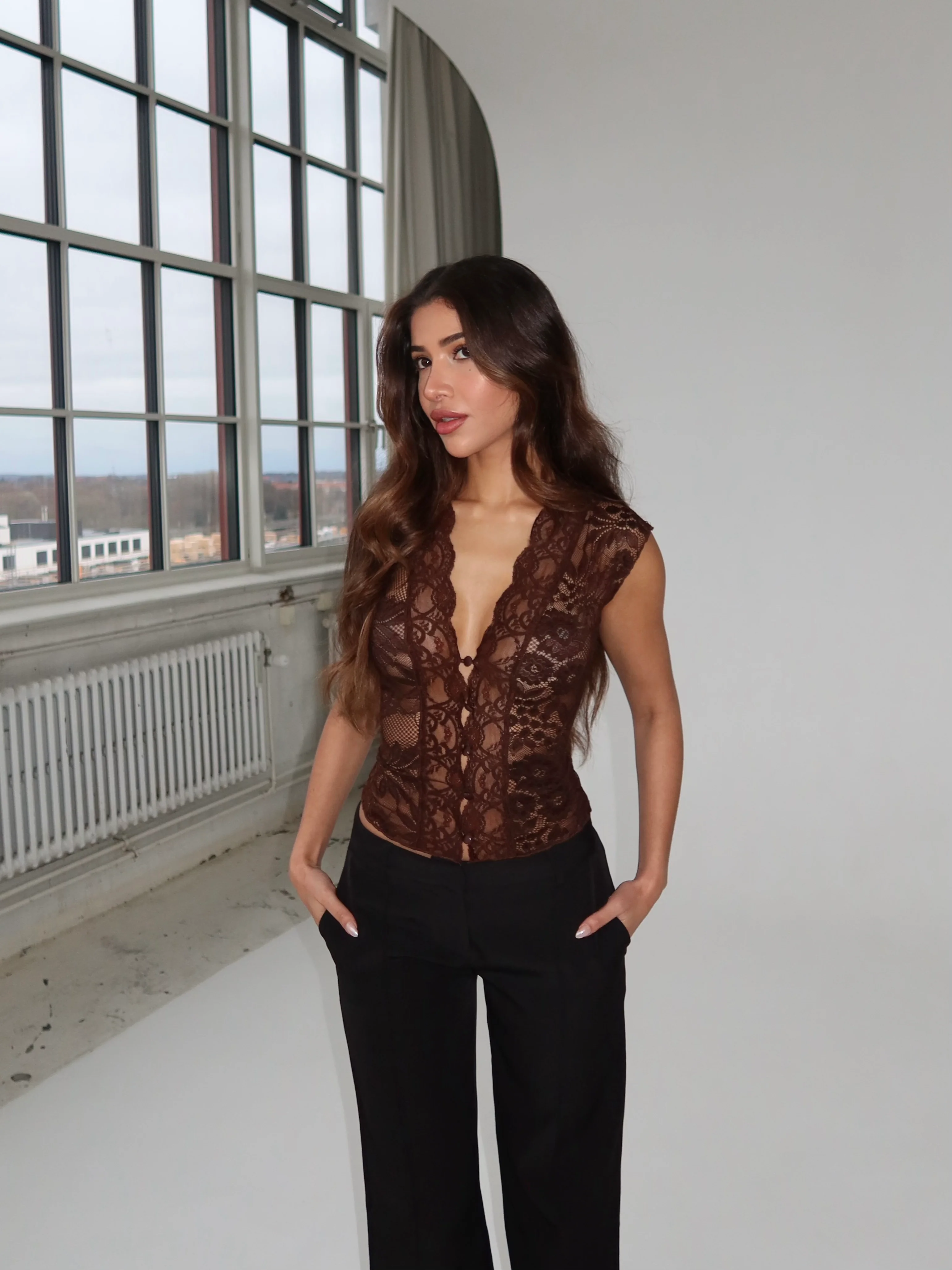 Pretty Luna lace tee – dark brown